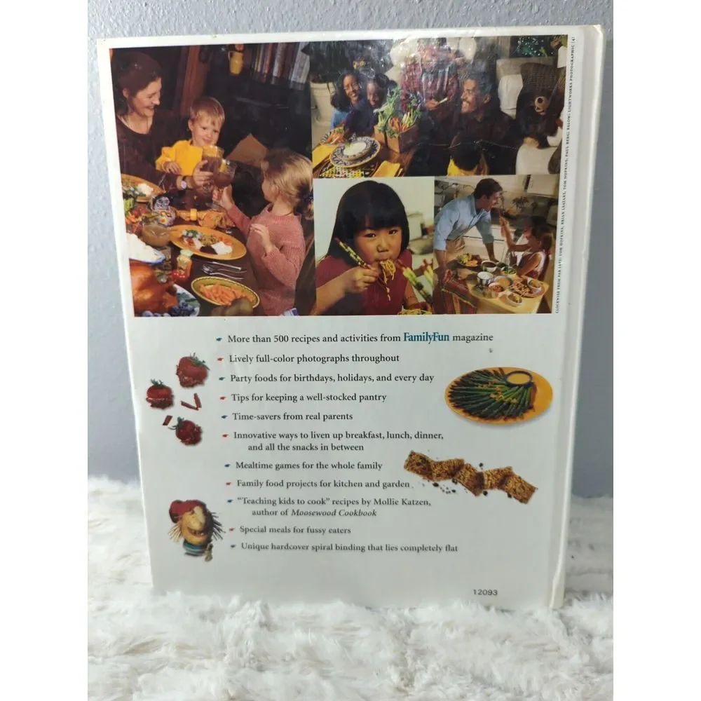 Disney's Family Cookbook: Irresistible Recipes for You and Your Kids/Deanna Cook